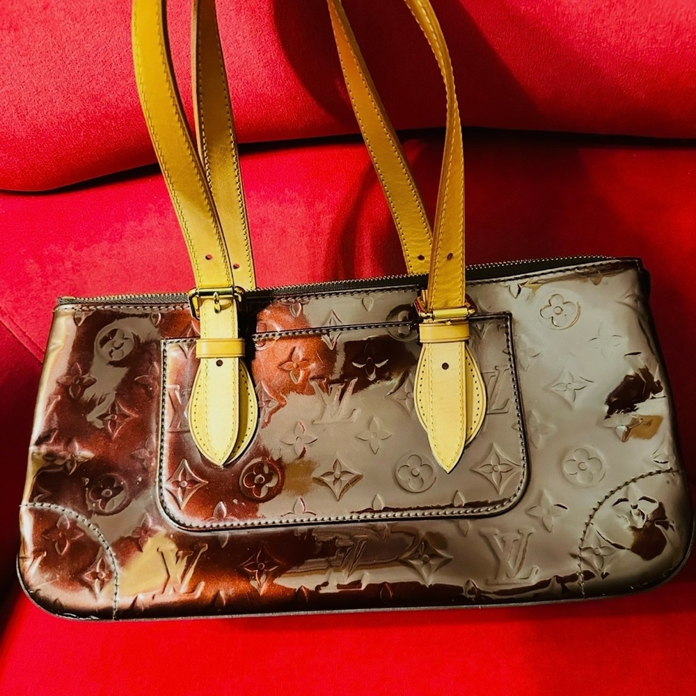 Louis Vuitton 
Amarante Monogram Vernis Rosewood Avenue